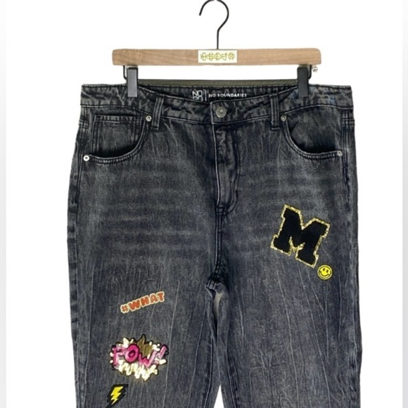 NO BOUNDARIES black denim jeans with patches // Wms 17 - Picture 3 of 4
